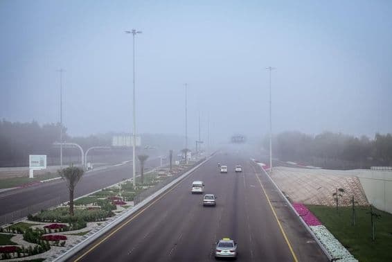 Tempo de neblina nos Emirados Árabes Unidos.