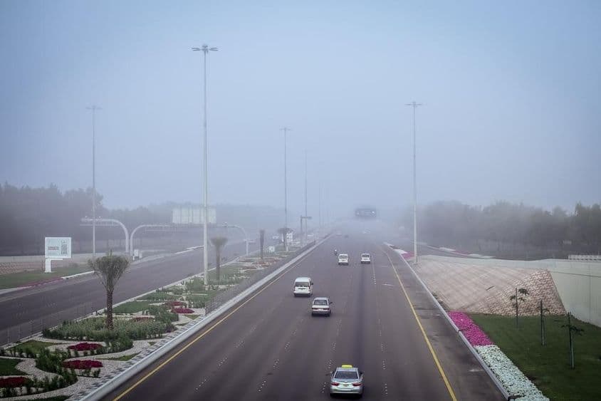 Tempo de neblina nos Emirados Árabes Unidos.