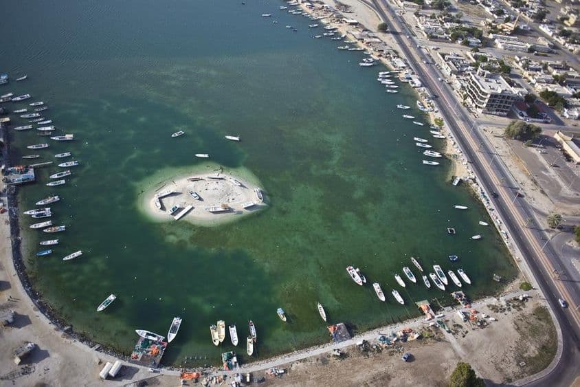 Pescadores em Umm Al Quwain indo almoçar.