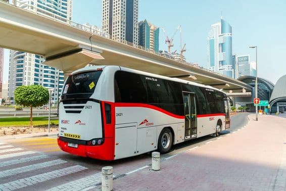 Ônibus da Autoridade de Estradas e Transportes (RTA) em Dubai.