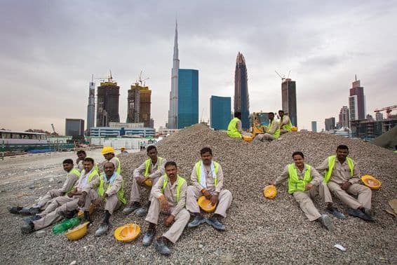 Trabalhadores em Dubai fazendo uma pausa.
