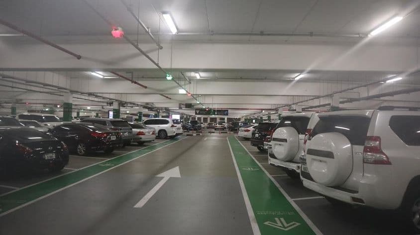 Carros estacionados em uma garagem de Dubai.