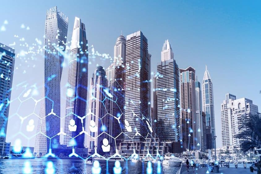 Arranha-céus no distrito empresarial de Dubai com hologramas.