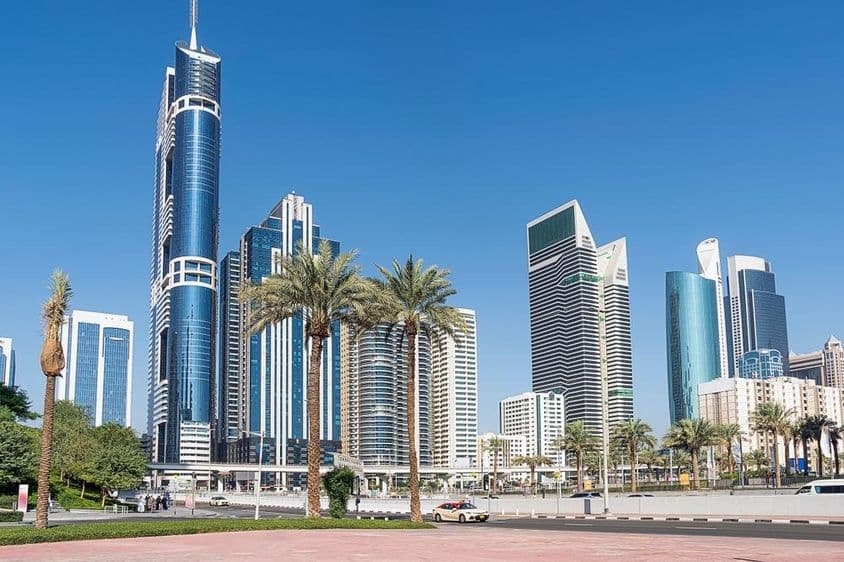 Arranha-céus altos contra céu azul em Dubai.