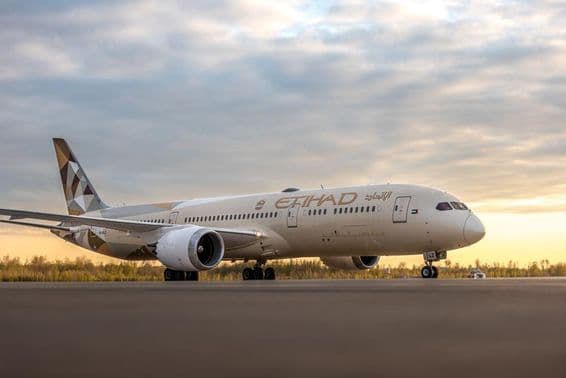 ETIHAD Airways Boeing 787-9 Dreamliner taxiando para decolagem.
