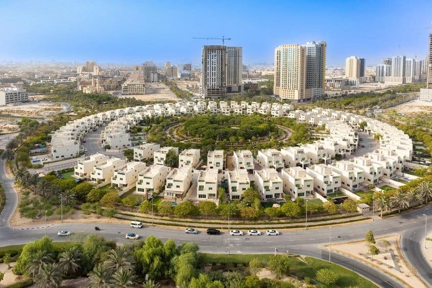 Comunidade de vilas residenciais na área de Jumeirah, Dubai.