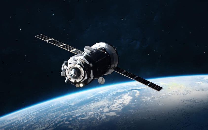Satélite orbitando a Terra.
