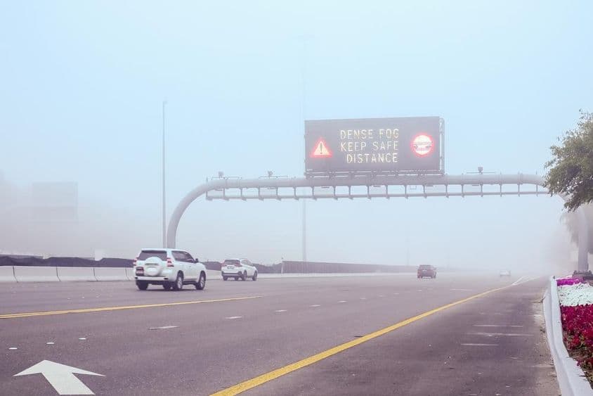 Clima de neblina em estrada de Dubai.