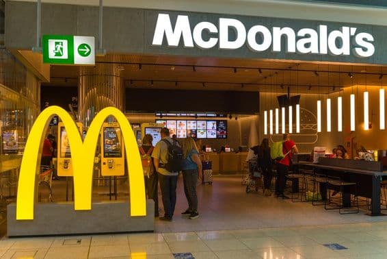 Restaurante fast-food do McDonald's no Aeroporto Internacional de Dubai.
