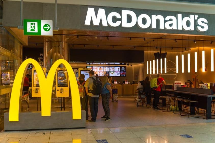 Restaurante fast-food do McDonald's no Aeroporto Internacional de Dubai.