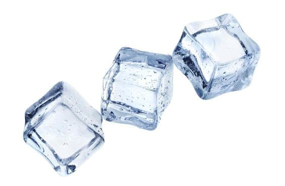 Três finos cubos de gelo flutuando no espaço.