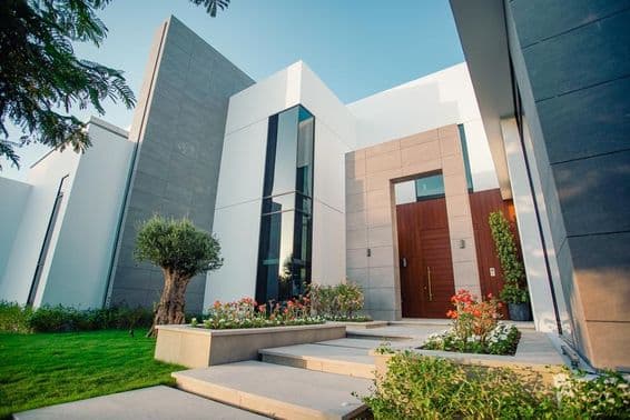 Dubai Villa, design externo, casa com piscina e gramado.