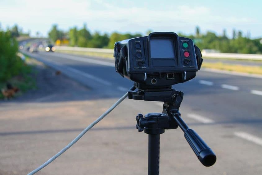 Radar policial medindo a velocidade de um carro.