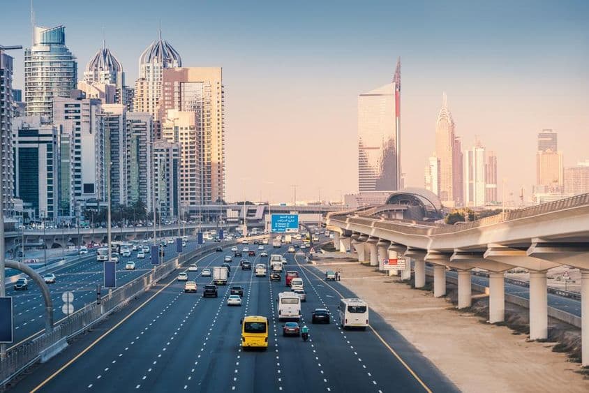 Rodovia com linhas de metrô e arranha-céus na área de Dubai Marina