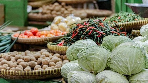 Imagem de pimentas e repolhos no mercado de Dubai.