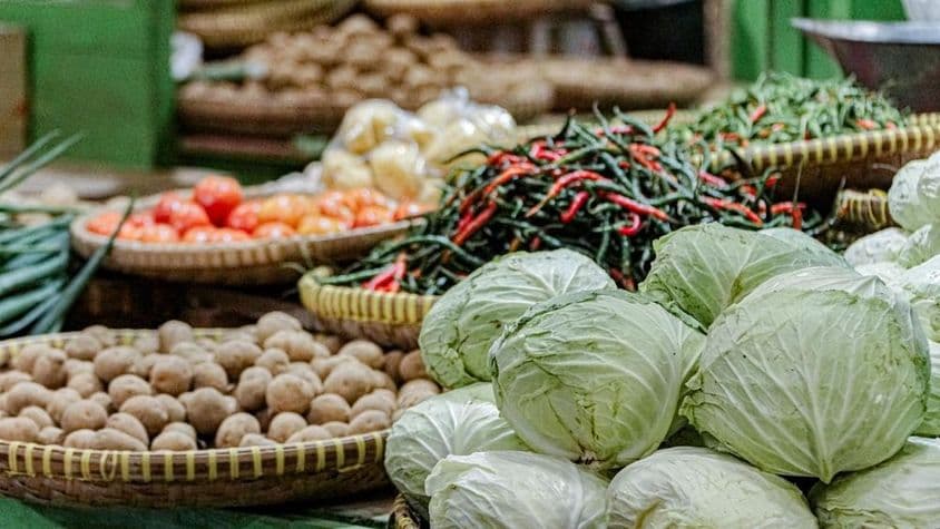 Imagem de pimentas e repolhos no mercado de Dubai.