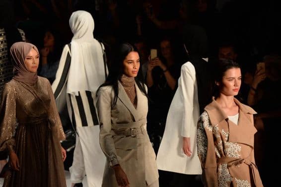 Meninas na passarela na Semana da Moda Modesta.