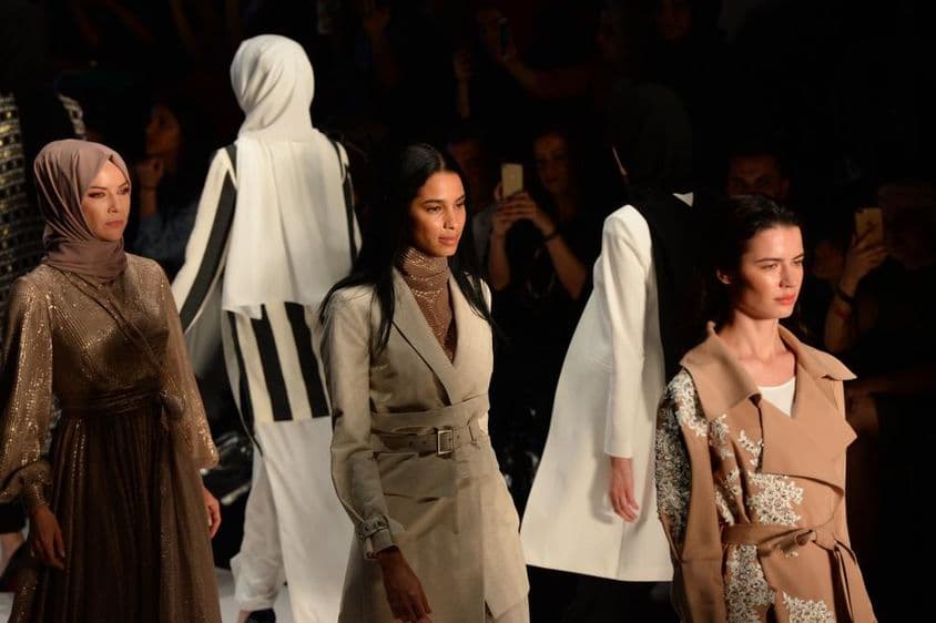 Meninas na passarela na Semana da Moda Modesta.