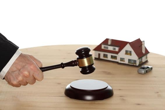 Martelo de leilão sendo batido.