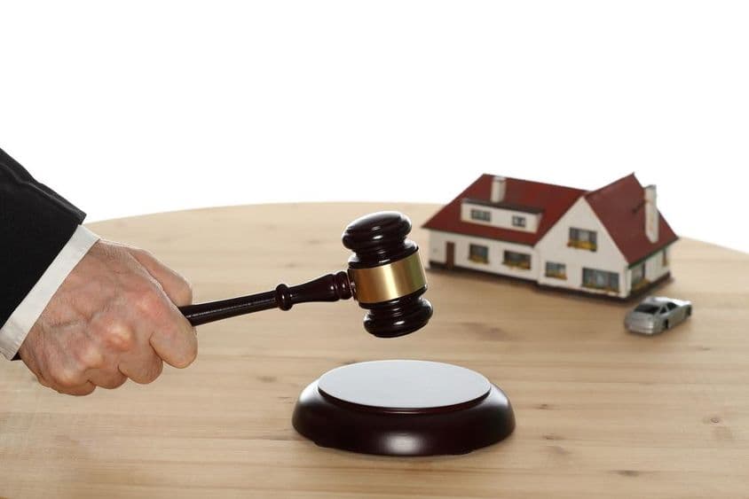 Martelo de leilão sendo batido.