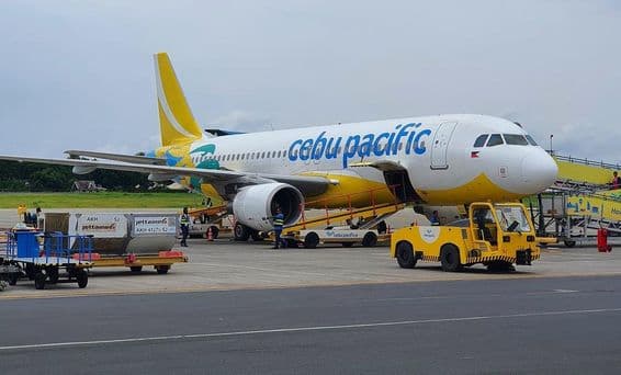 Aeronave da Cebu Pacific estacionada no Aeroporto Internacional de Puerto Princesa.