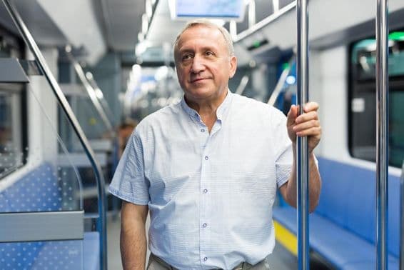 Aposentado alemão no metrô.