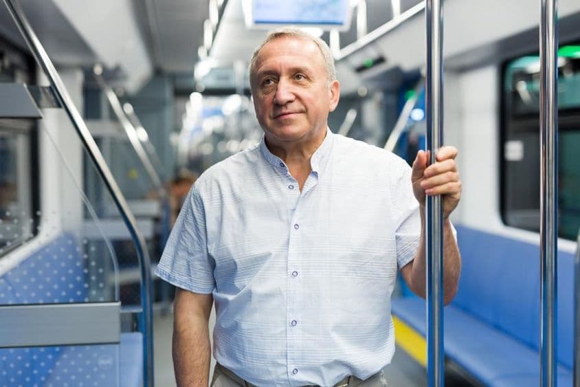 Aposentado alemão no metrô.