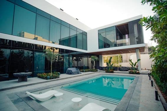 Villa de luxo em Dubai com piscina ao ar livre.