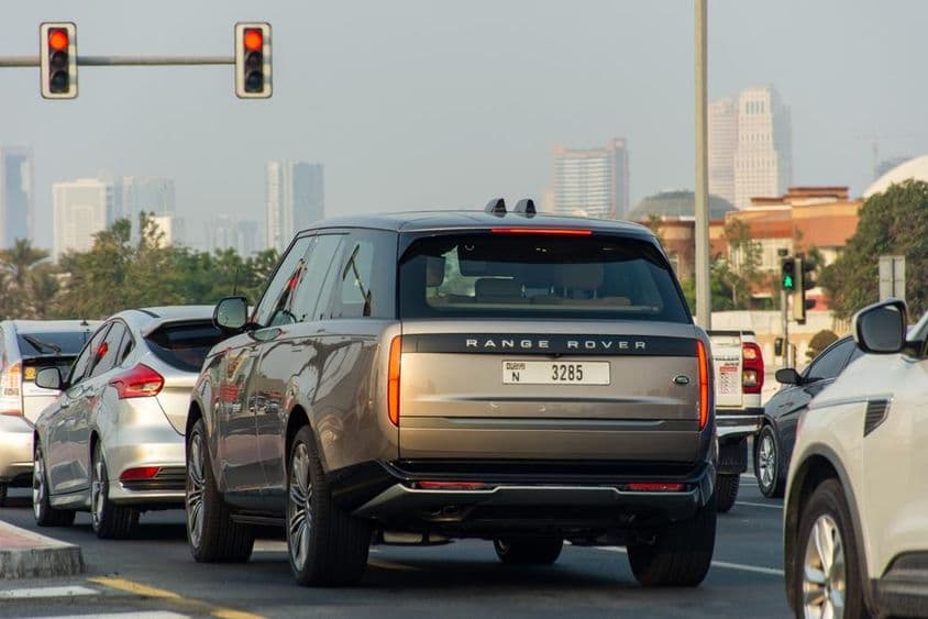 Carros parados em um sinal vermelho de trânsito na cidade de Dubai.