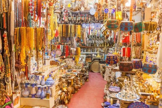 Loja pequena no Souq Al Arsah, Sharjah.