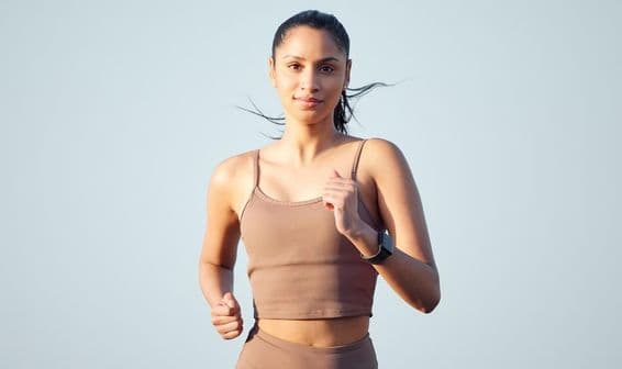 Corredora se preparando para a maratona em Dubai.