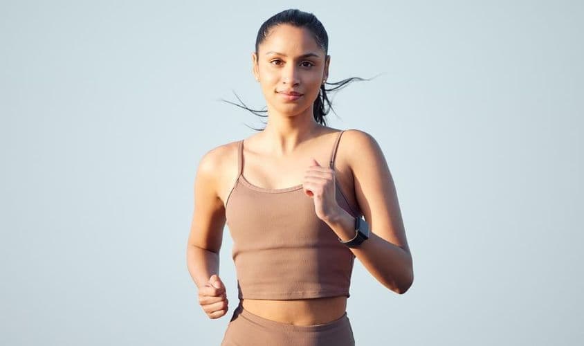 Corredora se preparando para a maratona em Dubai.