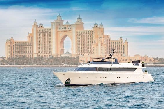 Iates de luxo em Dubai com Atlantis ao fundo.