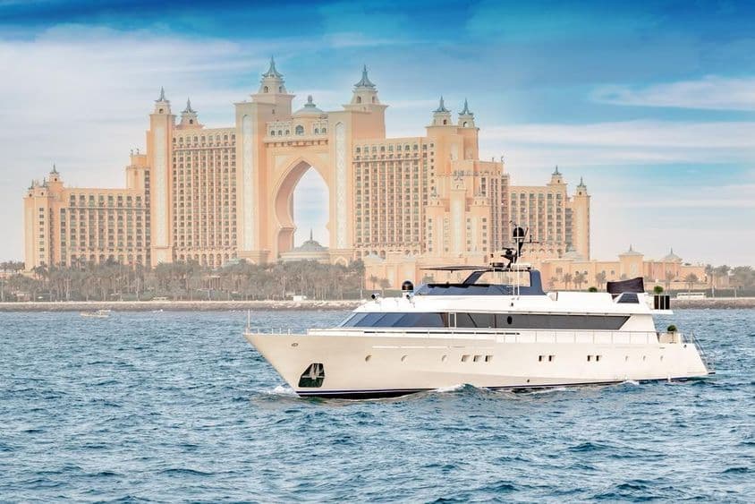 Iates de luxo em Dubai com Atlantis ao fundo.