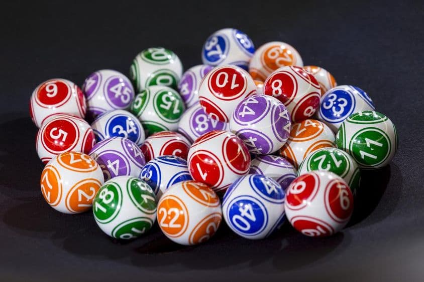 Bolas de loteria coloridas sobre uma mesa.