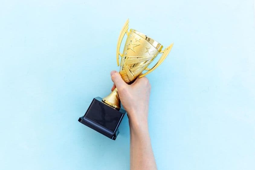 Troféu dourado entregue ao vencedor da final.