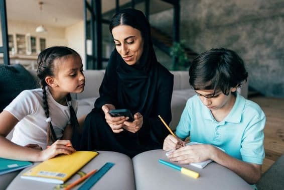 Família árabe tradicional em Dubai passando tempo juntos em casa.