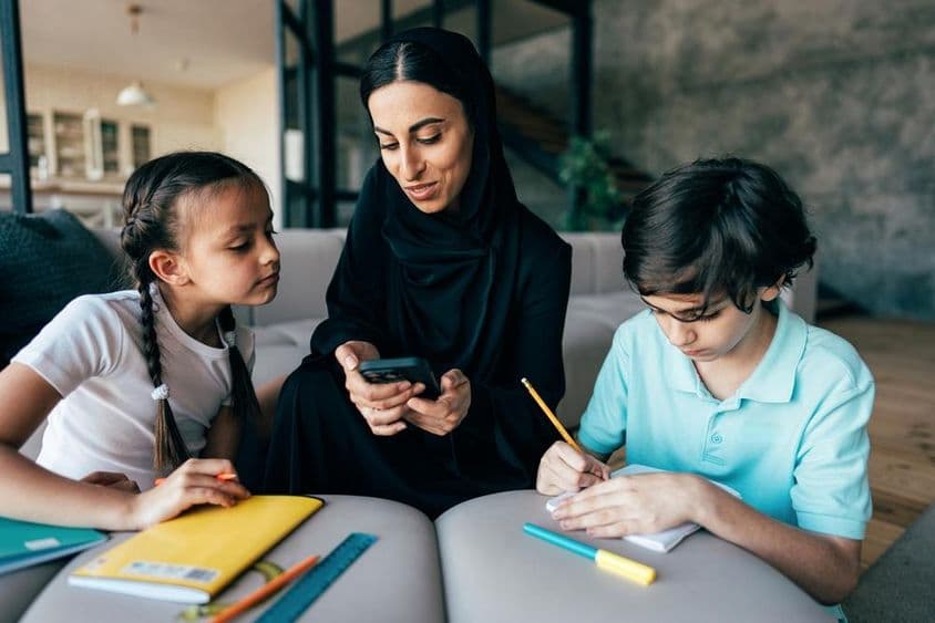 Família árabe tradicional em Dubai passando tempo juntos em casa.
