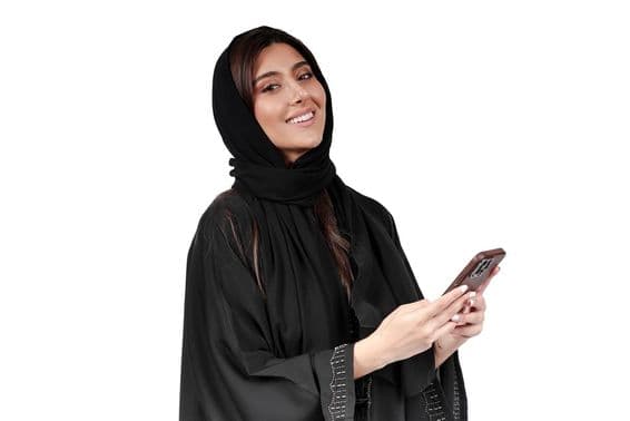 Empresária emirati de abaya árabe trabalhando no celular.