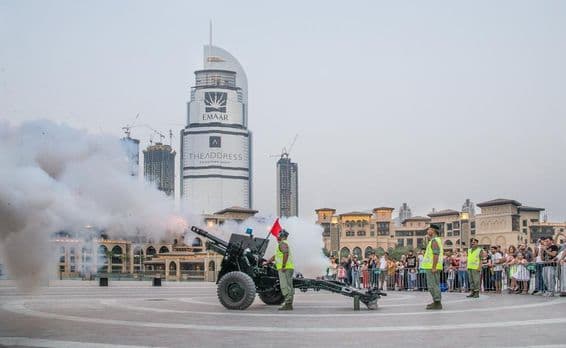 DUBAI, Emirados Árabes Unidos, canhão disparado ao pôr do sol durante o Ramadã de um mês.