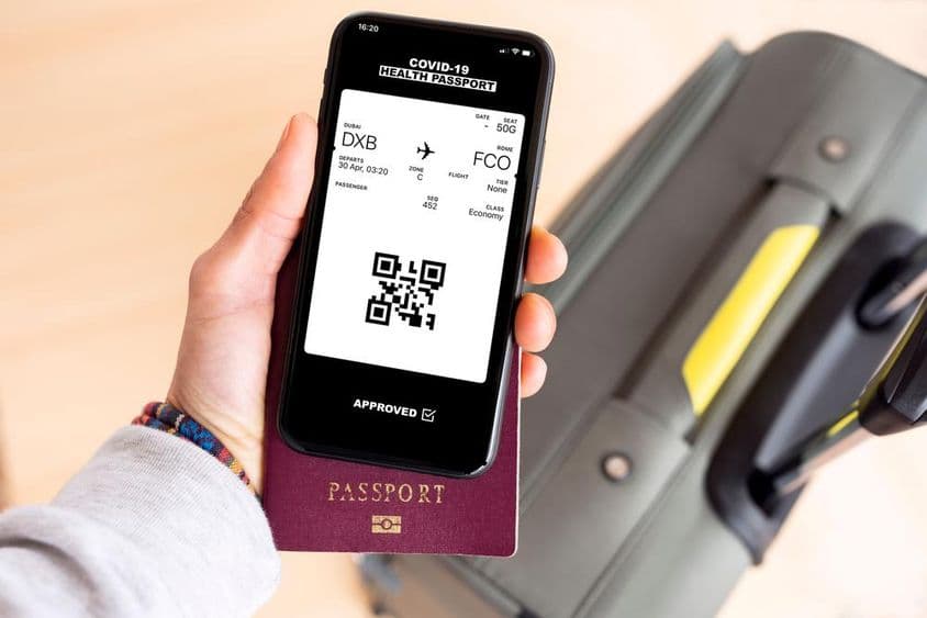 Um passaporte e um cartão de embarque digital para Roma Fiumicino em um smartphone de Dubai.