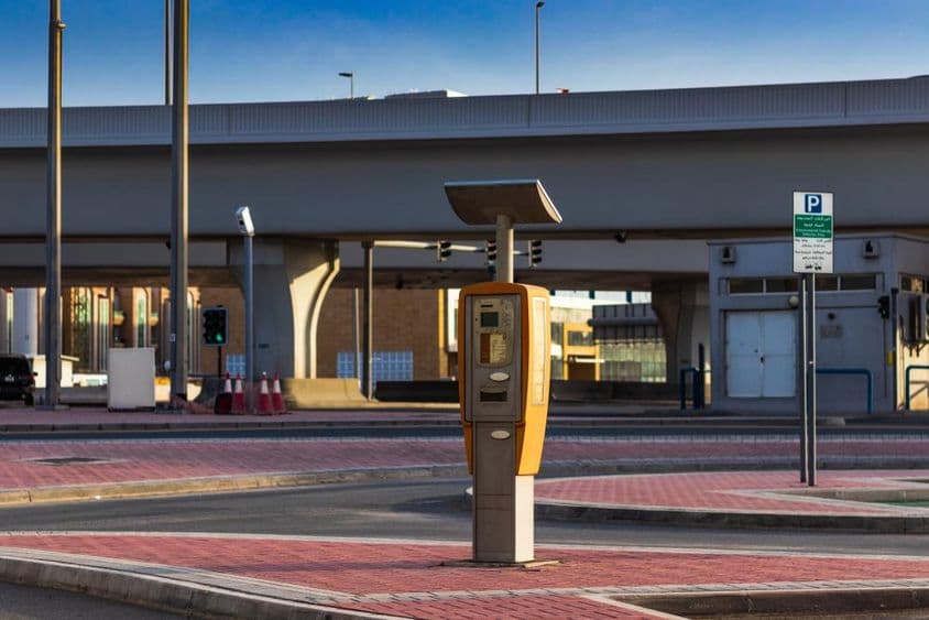 Terminal de estacionamento de Dubai (energia solar) em área de estacionamento pago.