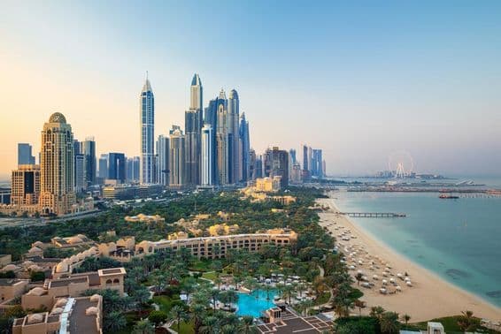 Horizonte da cidade de Dubai Marina e a famosa praia de Jumeirah ao amanhecer.