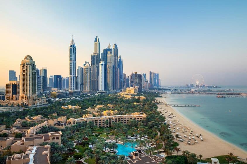Horizonte da cidade de Dubai Marina e a famosa praia de Jumeirah ao amanhecer.