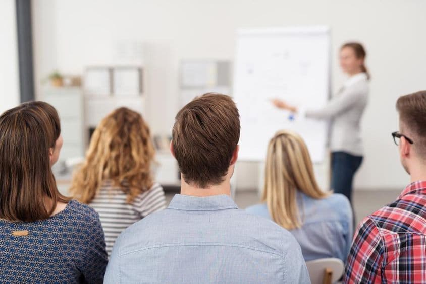 Estudantes universitários durante uma palestra.