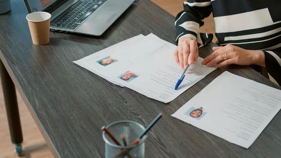 Gerente de RH procurando candidato experiente em negócios nos papéis.