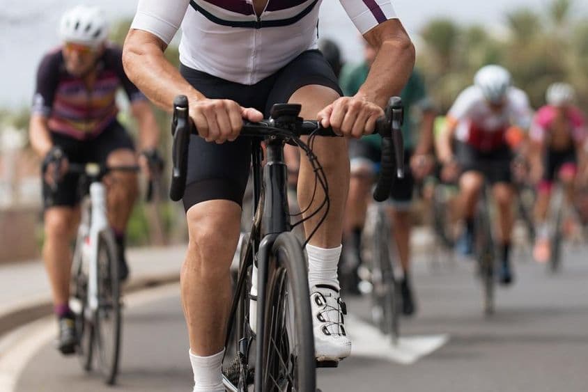 Atletas ciclistas em uma corrida.