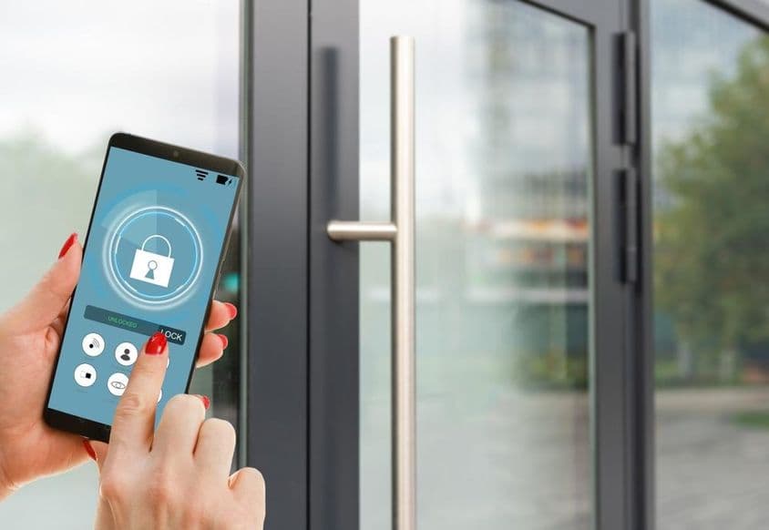 Smartphone exibindo aplicativo de casa inteligente na tela.