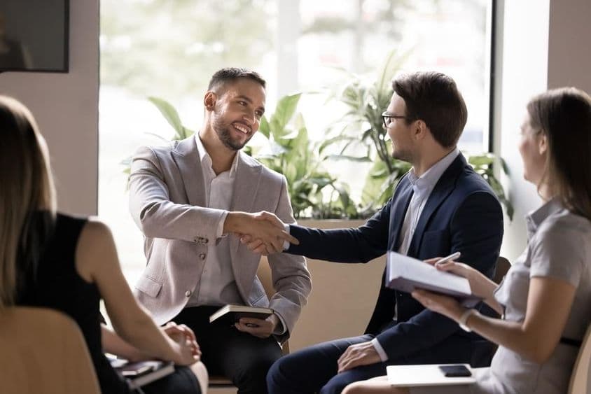 Chefe agradecendo um funcionário por uma ideia.