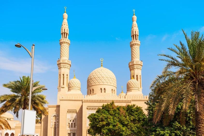 A Mesquita de Jumeirah é uma das principais mesquitas em Dubai, Emirados Árabes Unidos.